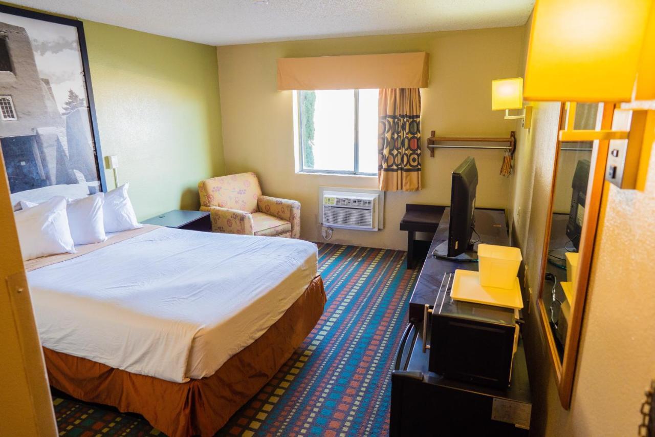 Super 8 By Wyndham Belen Nm Hotel Exterior photo